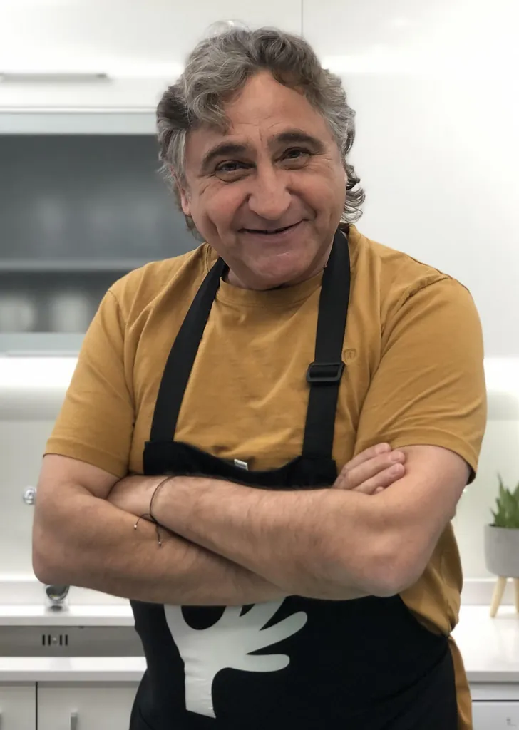 Javier Segarra posando con delantal